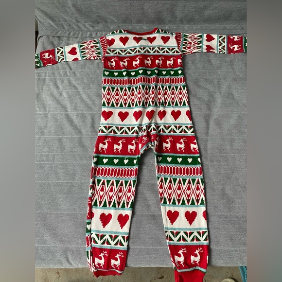 Hatley Christmas onsie for toddler. Cotton, comfortable and fits great. - Picture 2 of 3
